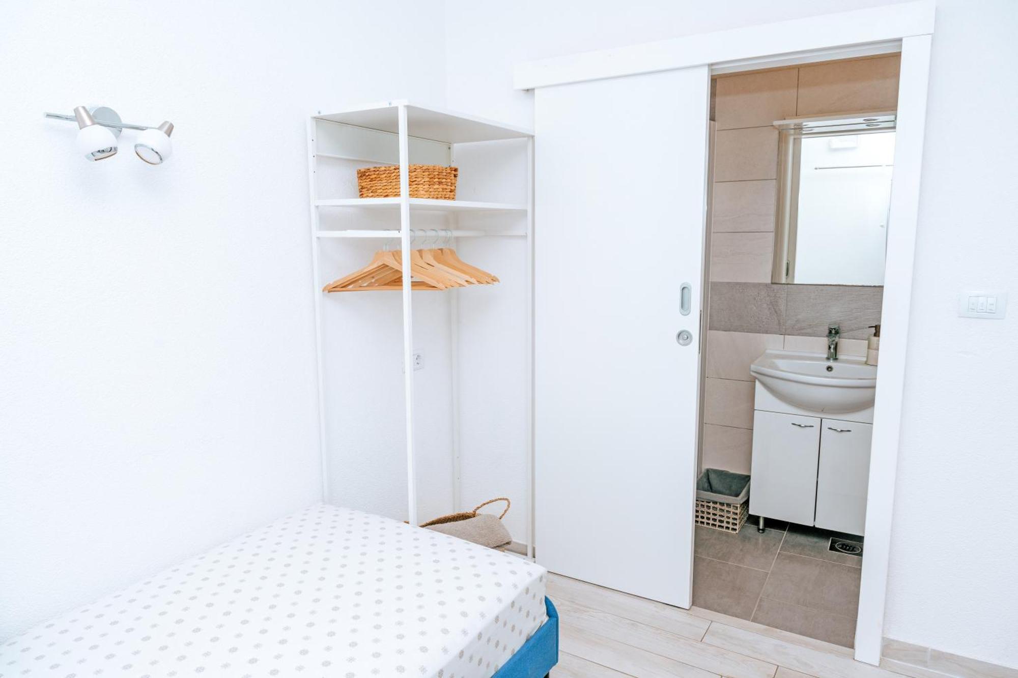 Guest house Serious Job 2*